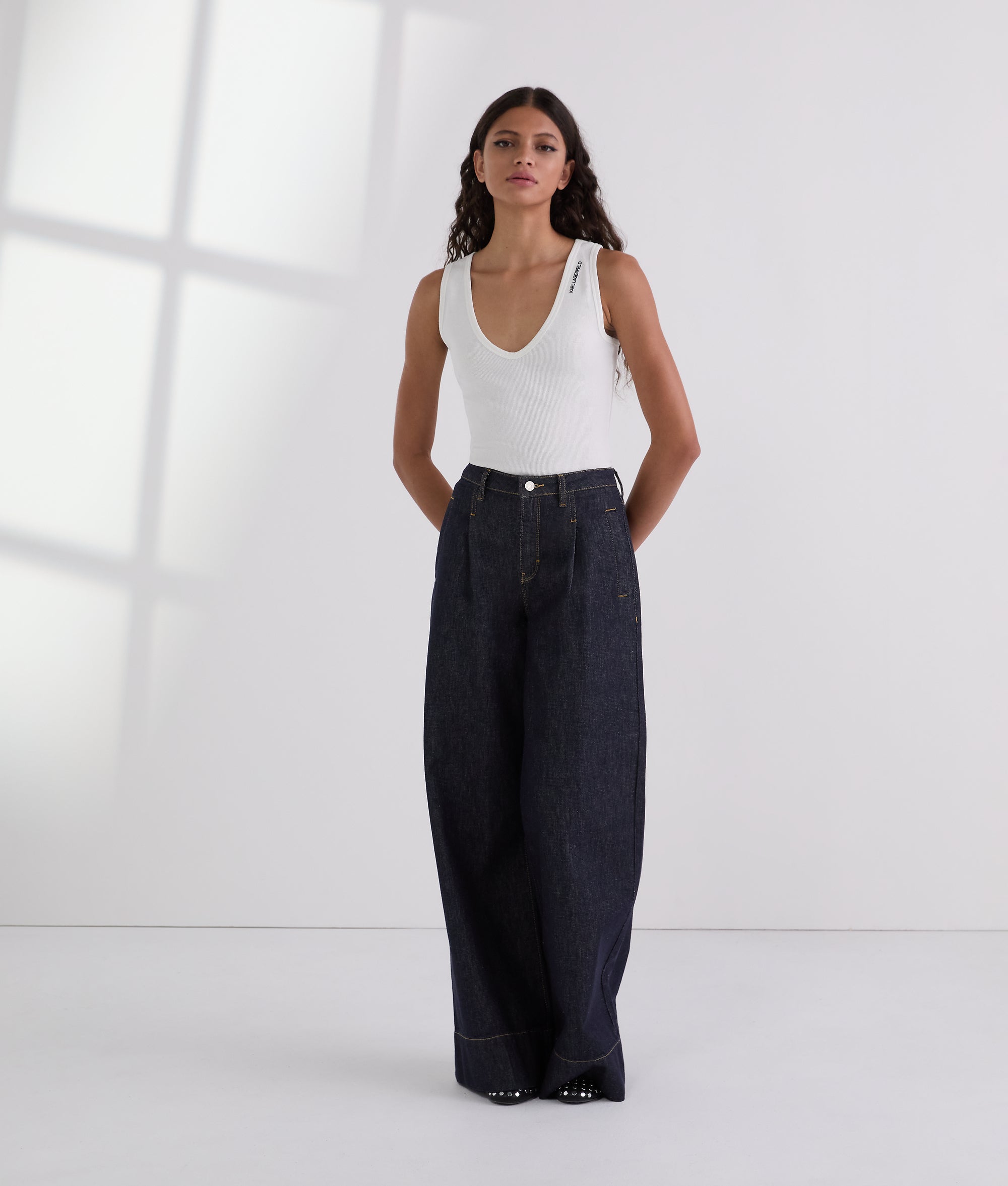 CONTRAST STITCH WIDE-LEG JEANS